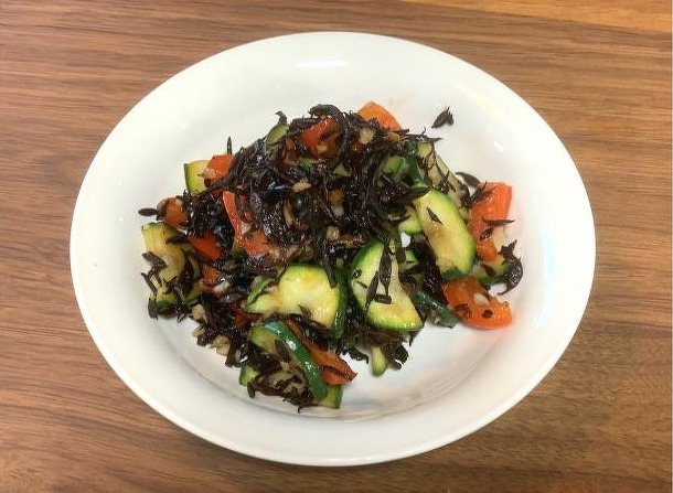 ひじきとズッキーニのガーリックオイル蒸し